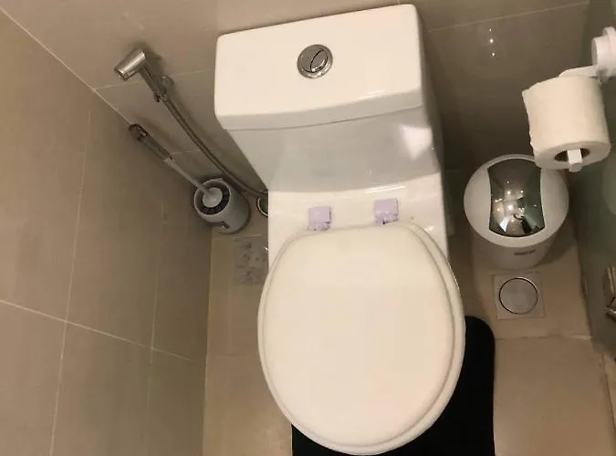 R & E Suites Room 2 *