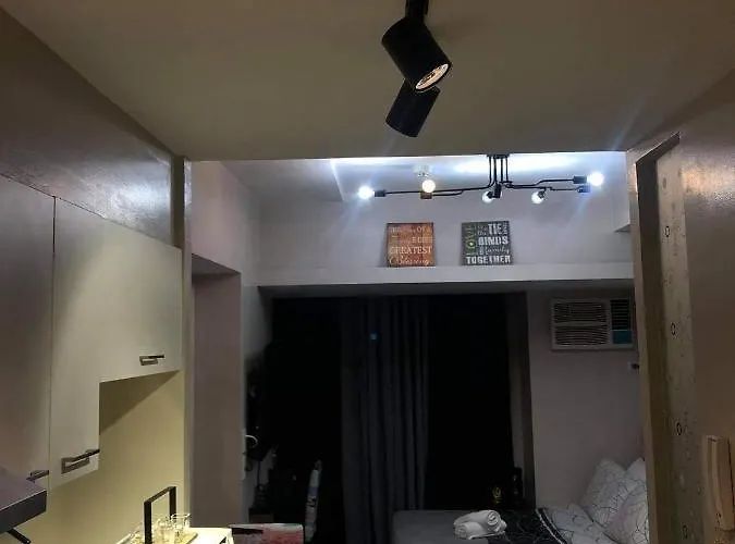 R & E Suites Room 2 *